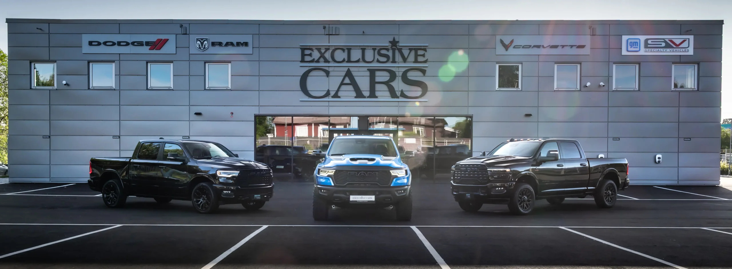 RAM pickups utanför entré sollentuna